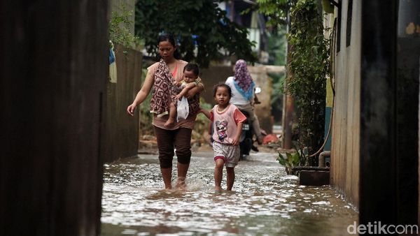 Penampakan Permukiman Cipinang Melayu yang Masih Tergenang Banjir