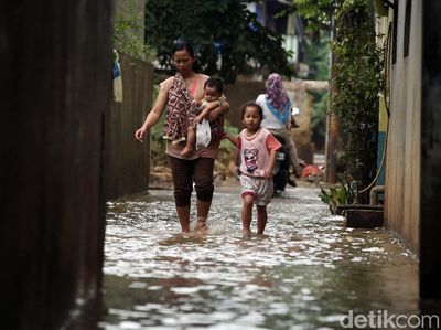 Penampakan Permukiman Cipinang Melayu yang Masih Tergenang Banjir