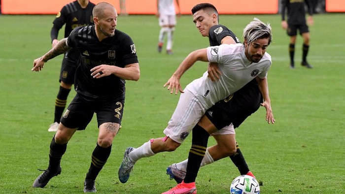 LOS ANGELES, CALIFORNIA - MARCH 01:  Rodolfo Pizarro #10 of Inter Miami CF is taken down by Eduard Atuesta #20 of Los Angeles FC as Jordan Harvey #2 looks on during the second half in a 1-0 Los Angeles FC win at Banc of California Stadium on March 01, 2020 in Los Angeles, California. (Photo by Harry How/Getty Images)
