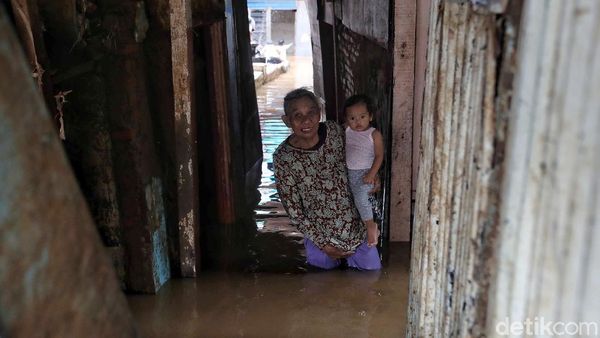 Potret Warga Kebon Pala yang Bersahabat dengan Banjir
