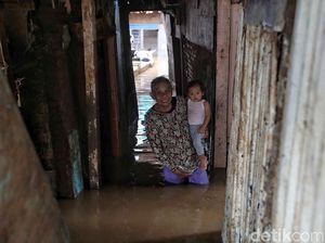Potret Warga Kebon Pala yang Bersahabat dengan Banjir Potret Warga Kebon Pala yang Bersahabat dengan Banjir