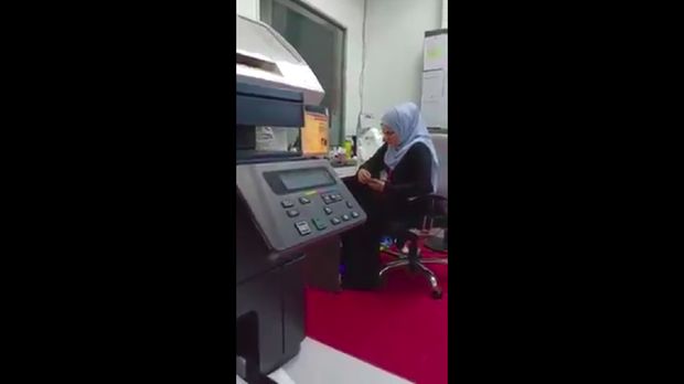 Viral, Ponsel Wanita Ini Dibanting Atasan Karena Asyik Selfie dan Tik Tok 