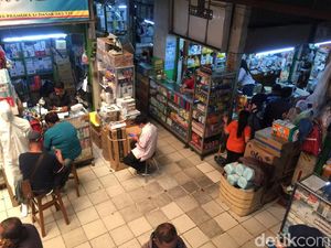 Pedagang di Pasar Pramuka Banting Setir Jualan Masker Kain