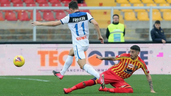 LECCE, ITALY - MARCH 01:  Alessandro Deiola of Lecce competes for the ball with Remo Freuler of Atalanta during the Serie A match between US Lecce and  Atalanta BC at Stadio Via del Mare on March 1, 2020 in Lecce, Italy.  (Photo by Maurizio Lagana/Getty Images)