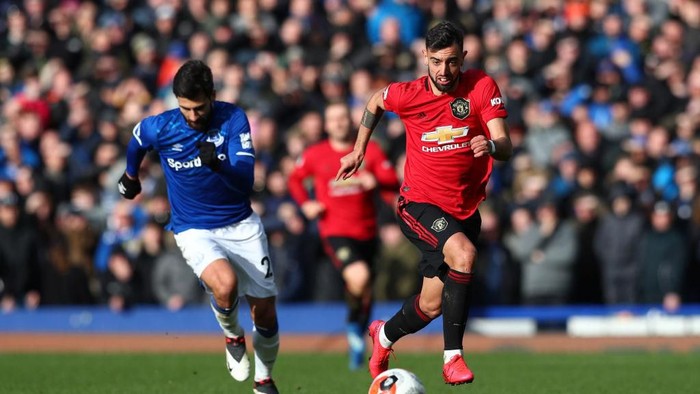 LIVERPOOL, ENGLAND - MARCH 01: Bruno Fernandes of Manchester United runs onto the ball during the Premier League match between Everton FC and Manchester United at Goodison Park on March 01, 2020 in Liverpool, United Kingdom. (Photo by Jan Kruger/Getty Images)