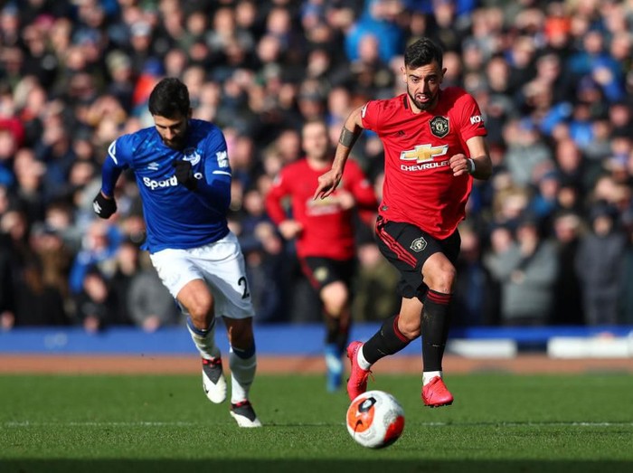 LIVERPOOL, ENGLAND - MARCH 01: Bruno Fernandes of Manchester United runs onto the ball during the Premier League match between Everton FC and Manchester United at Goodison Park on March 01, 2020 in Liverpool, United Kingdom. (Photo by Jan Kruger/Getty Images)