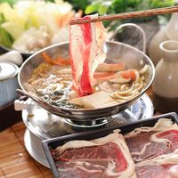 Slruppp! Hangatkan Badan dengan Shabu-shabu Komplet di Sini