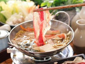 Slruppp! Hangatkan Badan dengan Shabu-shabu Komplet di Sini