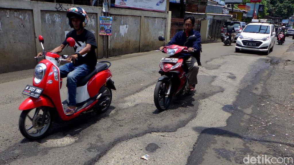 Waspada, Jalan Bintara Jaya Bekasi Rusak Parah
