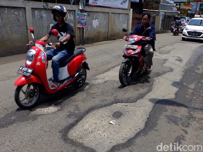 Waspada, Jalan Bintara Jaya Bekasi Rusak Parah