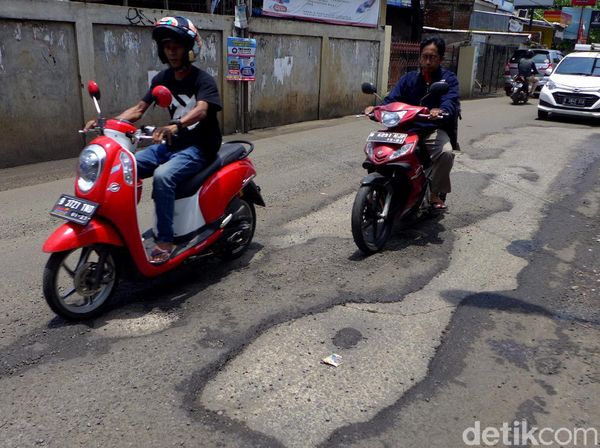 Waspada, Jalan Bintara Jaya Bekasi Rusak Parah