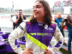 Sudah Kenal dengan Pebalap Cantik yang Siap Tembus F1 Ini?