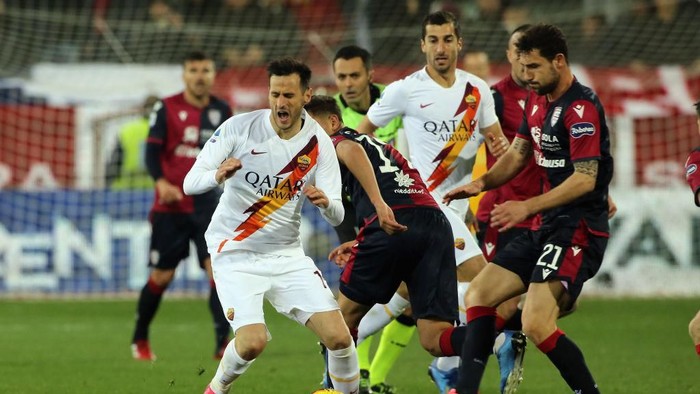 CAGLIARI, ITALY - MARCH 01: Artur Ionita of Cagliari in contrast  during the Serie A match between Cagliari Calcio and  AS Roma at Sardegna Arena on March 1, 2020 in Cagliari, Italy.  (Photo by Enrico Locci/Getty Images)