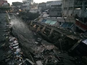 Jalan Tepi Sungai Jompo Jember Amblas, 8 Bangunan Ruko Ambruk Jalan Tepi Sungai Jompo Jember Amblas, 8 Bangunan Ruko Ambruk