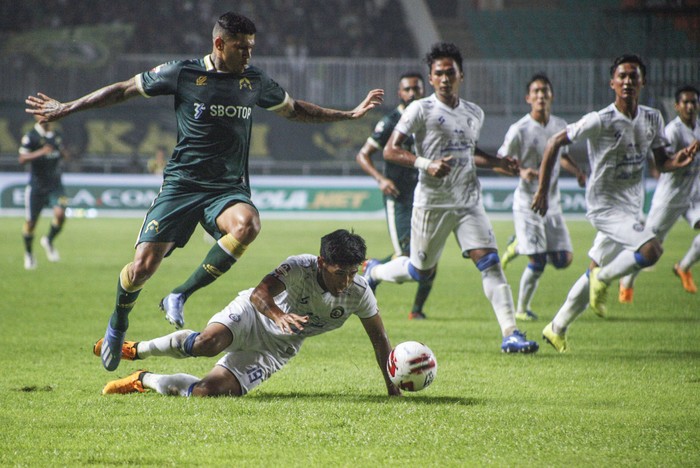 Pesepak bola Persikabo 1973 Ciro Henrique Alvez (kiri) berebut bola dengan pesepak bola Arema FC Hanif Sjahbandi (kanan bawah) dalam lanjutan Liga Satu 2020 di Stadion Pakansari, Bogor, Jawa Barat, Senin (2/3/2020). ANTARA FOTO/Yulius Satria Wijaya/aww.