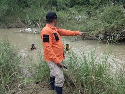 Santri Ini Hanyut Saat Seberangi Sungai Bergandengan Bersama 8 Teman