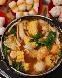 Slruppp! Hangatkan Badan dengan Shabu-shabu Komplet di Sini