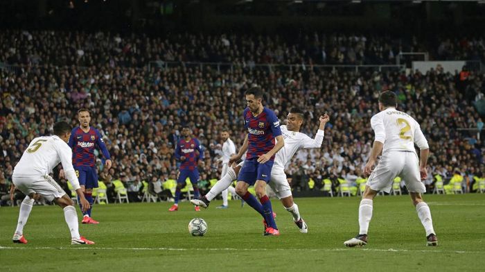 Madrid vs Barcelona Barcelonas Sergio Busquets, center, during the Spanish La Liga soccer match between Real Madrid and Barcelona at the Santiago Bernabeu stadium in Madrid, Spain, Sunday, March 1, 2020. (AP Photo/Andrea Comas)
