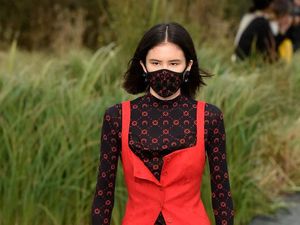 Virus Corona Mendunia, Desainer Tampilkan Masker Unik di Paris Fashion Week