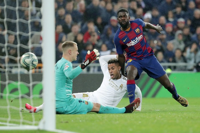 MADRID, SPAIN - MARCH 01: Mariano of Real Madrid scores his teams second goal past Samuel Umtiti of FC Barcelona and Marc-Andre Ter Stegen of FC Barcelona during the Liga match between Real Madrid CF and FC Barcelona at Estadio Santiago Bernabeu on March 01, 2020 in Madrid, Spain. (Photo by Gonzalo Arroyo Moreno/Getty Images)