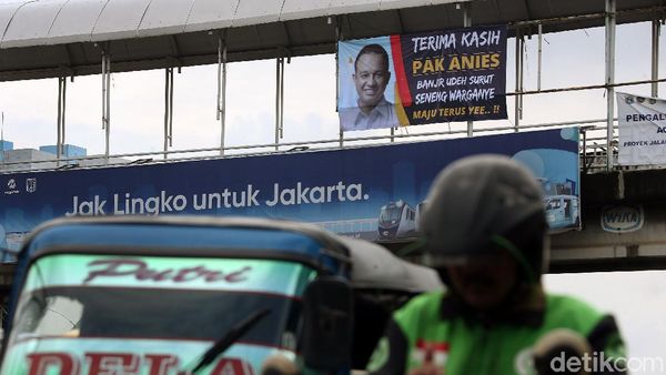 Spanduk Terima Kasih untuk Gubernur Anies Mejeng di JPO Ibu Kota