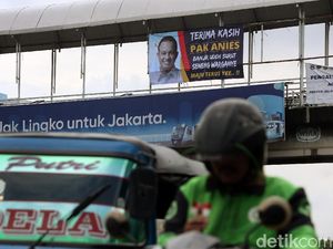 Spanduk Terima Kasih untuk Gubernur Anies Mejeng di JPO Ibu Kota
