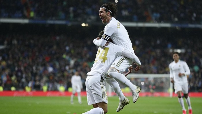 Real Madrids Mariano Diaz, left, celebrates with Sergio Ramos after scoring his sides second goal during the Spanish La Liga soccer match between Real Madrid and Barcelona at the Santiago Bernabeu stadium in Madrid, Spain, Sunday, March 1, 2020. (AP Photo/Manu Fernandez)