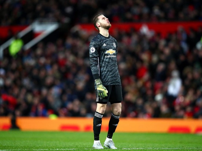 MANCHESTER, ENGLAND - DECEMBER 15: David De Gea of Manchester United looks dejected during the Premier League match between Manchester United and Everton FC at Old Trafford on December 15, 2019 in Manchester, United Kingdom. (Photo by Clive Brunskill/Getty Images)