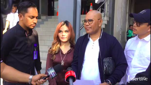 Oziel melaporkan Vicky Prasetyo atas kasus penggelapan uang. 
