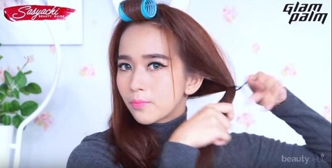 Tampil Cantik Dengan Rambut  Curly  Tebal Ala  Gadis Korea 