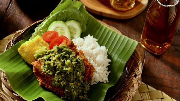  Resep Ayam Geprek Sambal Hijau  Pedasnya Mantap 