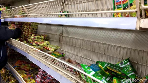 Imbas Corona, Mie Instan-Minyak Goreng di Swalayan Ludes