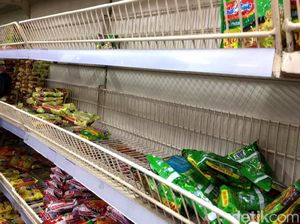 Imbas Corona, Mie Instan-Minyak Goreng di Swalayan Ludes