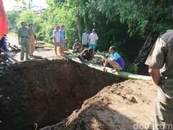 3 Jembatan di Trenggalek Ambrol akibat Diterjang Arus Sungai yang Deras