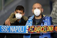 Penonton yang datang ke stadion di Italia sudah memakai masker