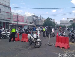 Polisi Alihkan Arus Lalu Lintas Pasca 8 Ruko Ambruk di Jember