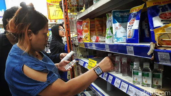 Warga berbelanja di Naga Swalayan, Jatiwaringin, Jakarta Timur, Senin (2/3/2020). Hand Sanitizer banyak diburu warga namun pihak managemen hanya memberikan kesempatan 1 pelanggan hanya boleh membeli 2 buah.
