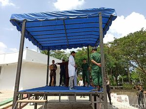 Kepergok Mesum di Hotel, Kepala SMA-Wakil di Aceh Dicambuk 25 Kali Kepergok Mesum di Hotel, Kepala SMA-Wakil di Aceh Dicambuk 25 Kali