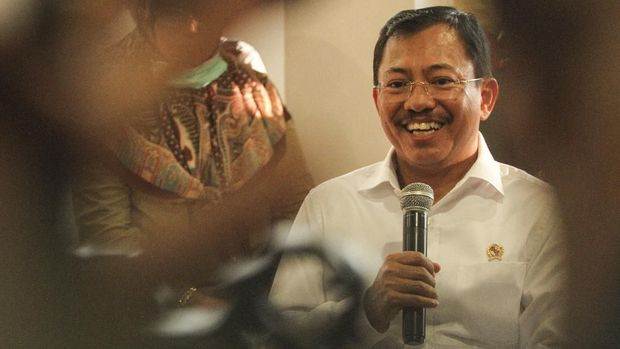 Menteri Kesehatan Terawan Agus Putranto berkunjung ke rumah sakit Mitra Keluarga, Depok, Jawa Barat, Senin (2/3/2020). Sebanyak 76 petugas medis di Rumah Sakit Mitra Keluarga Depok dirumahkan para petugas sempat berinteraksi dengan dua pasien yang positif terinfeksi virus corona. ANTARA FOTO/Asprilla Dwi Adha/aww.