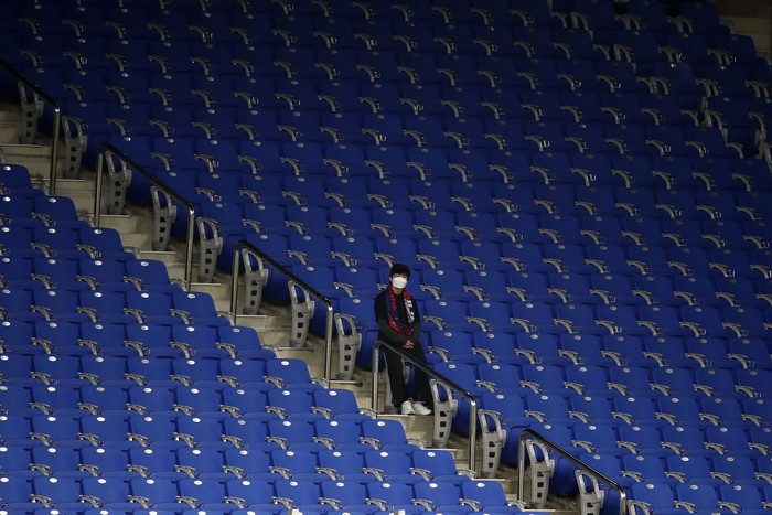 ULSAN, SOUTH KOREA - FEBRUARY 11: A fan in the stands wear a mask in light of novel coronavirus ahead of the AFC Champions League Group F match between Ulsan Hyundai and FC Tokyo at the Ulsan Munsu Football Stadium on February 11, 2020 in Ulsan, South Korea. (Photo by Chung Sung-Jun/Getty Images)