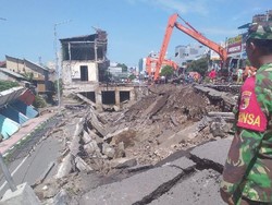 Dua Alat Berat Diterjunkan untuk Normalisasi Sungai Pasca 8 Ruko Ambruk