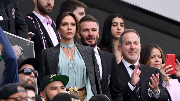 LOS ANGELES, CALIFORNIA - MARCH 01:  David Beckham and Victoria Beckham before the game between the Inter Miami CF and the Los Angeles FC at Banc of California Stadium on March 01, 2020 in Los Angeles, California. (Photo by Harry How/Getty Images)
