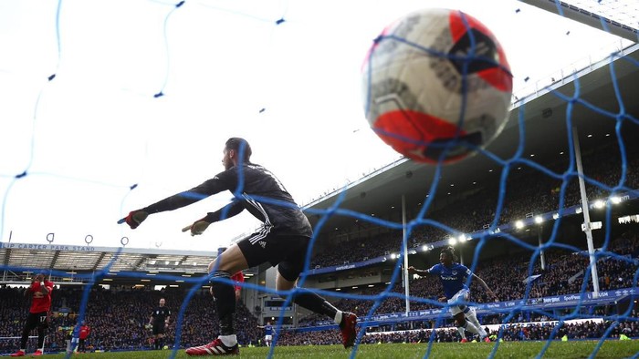 LIVERPOOL, ENGLAND - MARCH 01: David De Gea of Manchester United reacts as Dominic Calvert-Lewin of Everton (out of frame) scores his teams second goal which is disallowed following a VAR review during the Premier League match between Everton FC and Manchester United at Goodison Park on March 01, 2020 in Liverpool, United Kingdom. (Photo by Clive Brunskill/Getty Images)