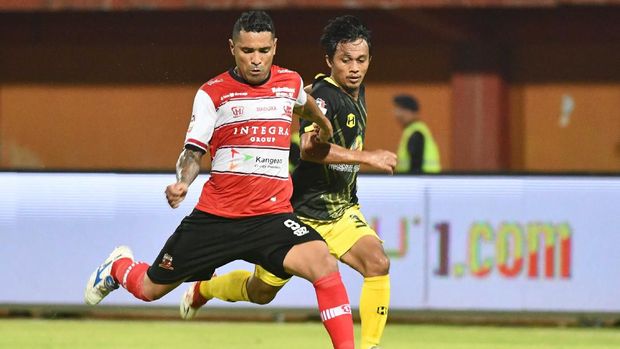 Yunan Helmi mulai merasa tidak enak badan usai Barito Putera melawan Madura United.