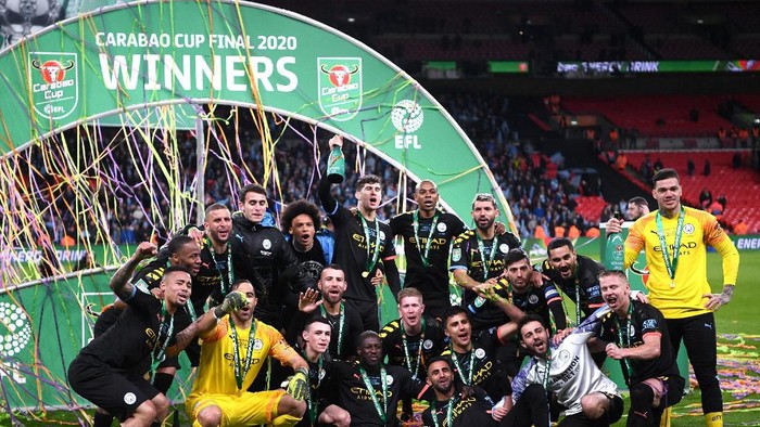 LONDON, ENGLAND - MARCH 01: Players of Manchester City celebrate with the trophy following victory during the Carabao Cup Final between Aston Villa and Manchester City at Wembley Stadium on March 01, 2020 in London, England. (Photo by Laurence Griffiths/Getty Images)