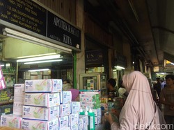 Warga Buru Masker di Pasar Pramuka!