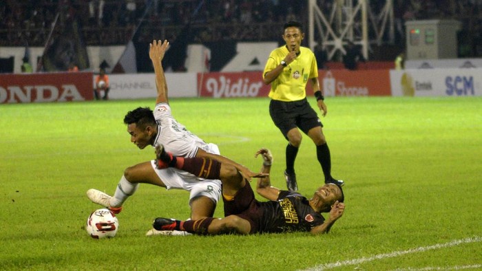 Pemain PSM Makassar Ferdinan Sinaga (kanan) terjatuh saat berebut bola dengan pemain PSS Sleman Asyraq Gufran Rachmadan (kiri) pada pertandingan Liga 1 2020 di Stadion Andi Matalatta, Makassar, Sulawesi Selatan, Minggu (1/3/2020). Tuan rumah PSM Makassar menang dengan skor 2-1. ANTARA FOTO/Abriawan Abhe/wsj.