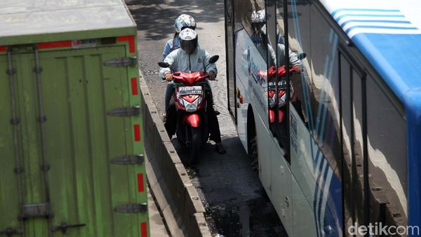 Lawan Arus Hingga Nyempil Cara Pemotor Hindari Polisi