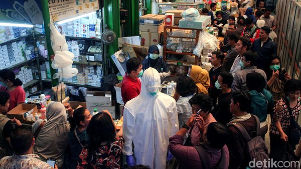 Geger Corona di RI, Warga Borong Masker dan Hand Sanitizer