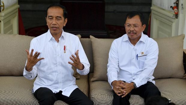 Presiden Joko Widodo (kiri) didampingi Menteri Kesehatan Terawan Agus Putranto menyampaikan konferensi pers terkait virus corona di Istana Merdeka, Jakarta, Senin (2/3/2020). Presiden menyatakan 2 orang WNI yaitu seorang ibu dan anak di Indonesia telah positif terkena corona setelah berinteraksi dengan Warga Negara Jepang yang berkunjung ke Indonesia. ANTARA FOTO/Sigid Kurniawan/foc.